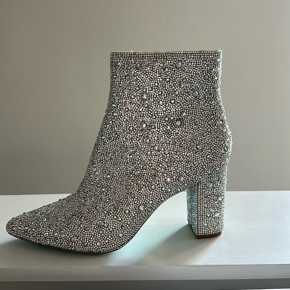 NWT Betsy Johnson rhinestone booties clear size 8